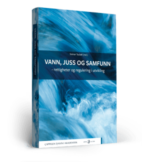 Forside av Vann, Juss og Samfunn - rettigheter og regulering i utvikling. Cappelen Damm Akademisk fagbok skrevet av Steinar Taubøll. 